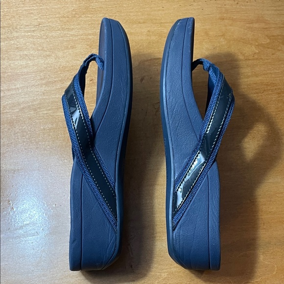Vionic High Tide Dark Blue Thong Sandals. Size 7 - Picture 9 of 9
